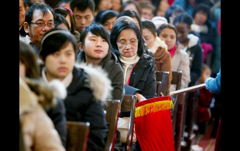 Católicos chinos y extranjeros participan en una misa en Beijing, China. EFE  /