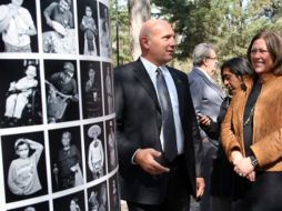 Mariano Aparicio junto a la titular de la Secretaría de Cultura, Elena Cepeda, en la exposición Rostros de México. CULTURA.DF  /