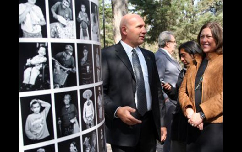 Mariano Aparicio junto a la titular de la Secretaría de Cultura, Elena Cepeda, en la exposición Rostros de México. CULTURA.DF  /