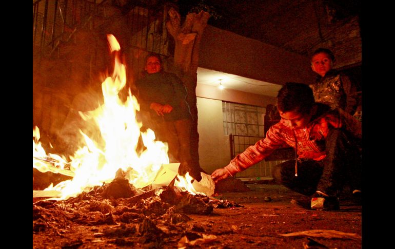 A pesar de los operativos de autoridades, las fogatas continúan como una tradición en la ciudad. E. BARRERA  /