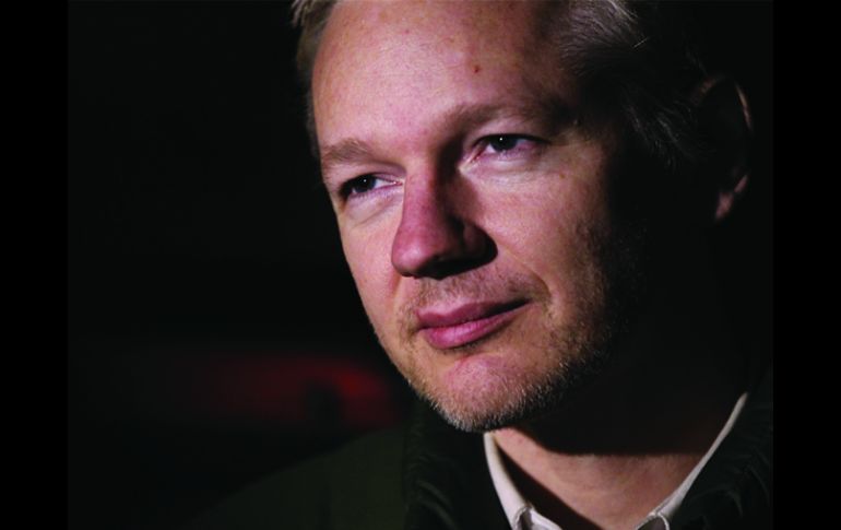 Julian Assange (foto) vive en la mansión de un amigo bajo estrictas condiciones de libertad condicional. AP  /