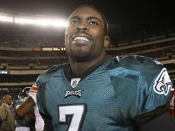 Michael Vick, mariscal de campo de las Águilas de Filadelfia, su equipo no verá acción sino hasta el martes. AP  /