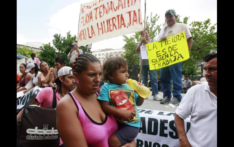 Los oobladores se oponen al cierre de la carretera y de playa de Tenacatita. ARCHIVO  /