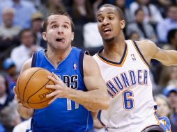 José Barea, de Dallas mira hacia la canasta ante la marca de Eric Maynor, del Thunder. AP  /