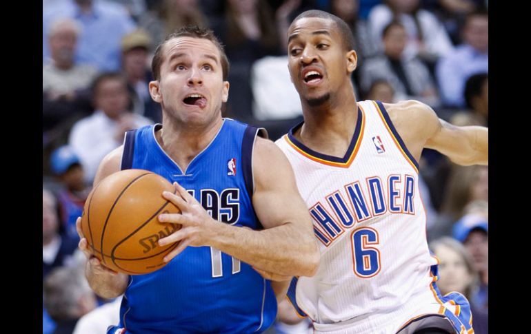 José Barea, de Dallas mira hacia la canasta ante la marca de Eric Maynor, del Thunder. AP  /