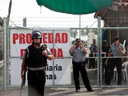 La Inmobiliaria Rodenas mantiene bloqueado el acceso a la playa por tierra con malla ciclónica y seguridad privada. E. PACHECO  /