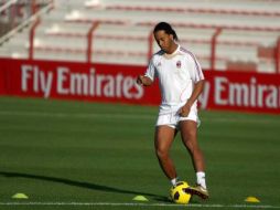 El jugador brasileño en un entrenamiento con el Milán. AFP  /