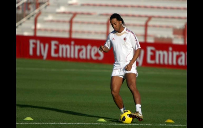 El jugador brasileño en un entrenamiento con el Milán. AFP  /