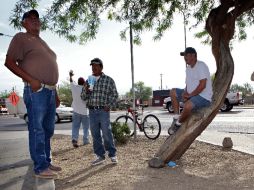 Vislumbran que 2011 será un año de trabajo para que se reconozca la importancia de los mexicanos en EU. AP  /