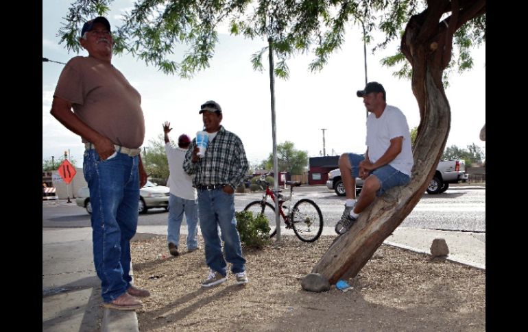 Vislumbran que 2011 será un año de trabajo para que se reconozca la importancia de los mexicanos en EU. AP  /