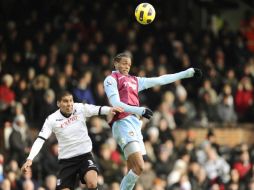 El jugador mexicano Carlos Salcido en acción con el Fulham en el duelo frente al West Ham. REUTERS  /