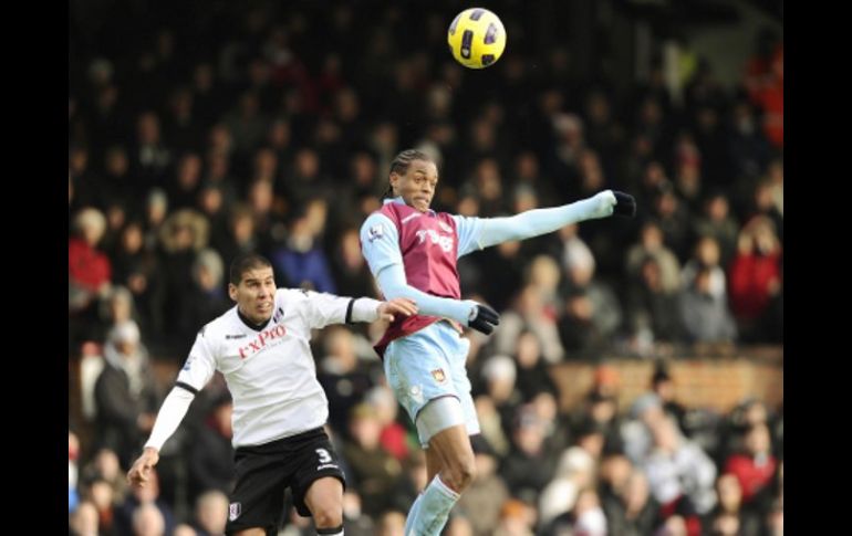 El jugador mexicano Carlos Salcido en acción con el Fulham en el duelo frente al West Ham. REUTERS  /