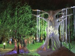 El mastodóntico Árbol de las Almas bajo el que viven los humanoides na'vi ocupa el centro de esta muestra. EFE  /