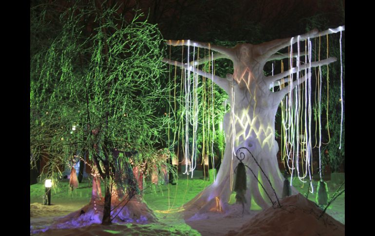 El mastodóntico Árbol de las Almas bajo el que viven los humanoides na'vi ocupa el centro de esta muestra. EFE  /