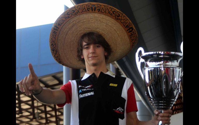El piloto regiomontano Esteban Gutiérrez posando con su trofeo. MEXSPORT  /