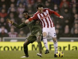 John Pantsil del Fulham defiende el esférico ante el ataque del Stoke City. AP  /