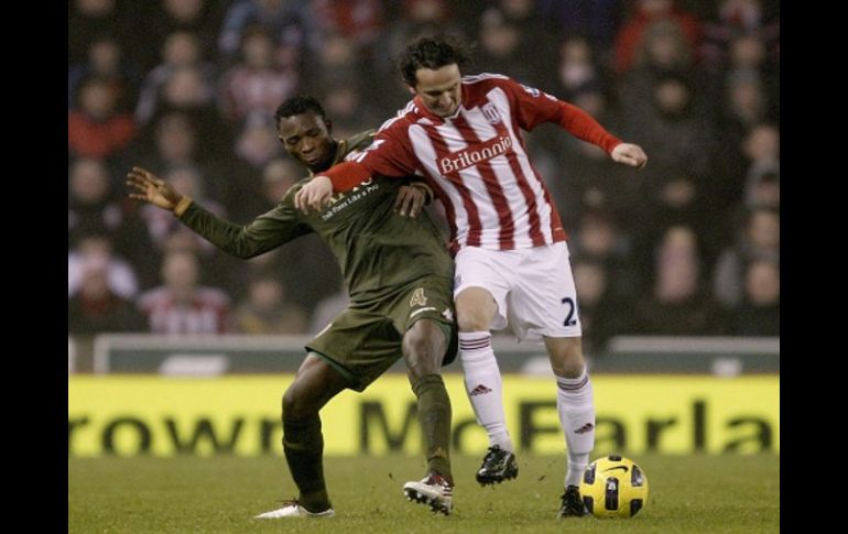 John Pantsil del Fulham defiende el esférico ante el ataque del Stoke City. AP  /