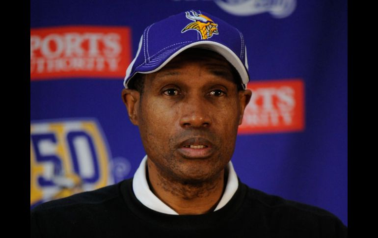 El entrenador interino de los Vikingos, Leslie Frazier, dijo el lunes que Favre no había aprobado las pruebas necesarias para jugar. AP  /