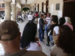 Así lucía ayer la fila para tramitar la renovación de la credencial en el Módulo Atemajac. M. FREYRIA  /