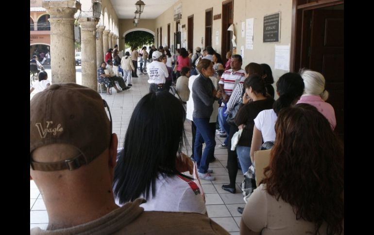 Así lucía ayer la fila para tramitar la renovación de la credencial en el Módulo Atemajac. M. FREYRIA  /