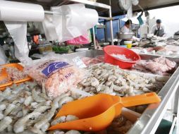 Una de las recomendaciones más insistentes, es intensificar el aseo en el manejo y consumo de mariscos. ARCHIVO  /