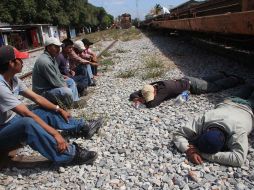 Inmigrantes centroamericanos descansan antes de volver a abordar el tren, en Oaxaca. NTX  /