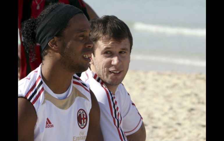 Ronaldinho durante una sesión de entrenamientos con el Milán. EFE  /