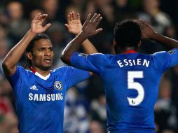 El francés Florent Malouda celebra con su compañero de equipo, Michael Essien, el gol de la victoria del Chelsea. REUTERS  /