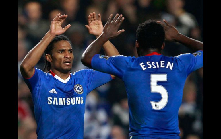 El francés Florent Malouda celebra con su compañero de equipo, Michael Essien, el gol de la victoria del Chelsea. REUTERS  /