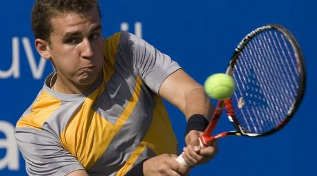 El tenista mexicano Juan Murra devuelve una bola al ruso Maxim Lunkin, en partido de la segunda ronda del torneo. EFE  /