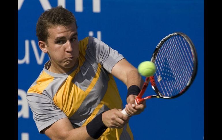 El tenista mexicano Juan Murra devuelve una bola al ruso Maxim Lunkin, en partido de la segunda ronda del torneo. EFE  /