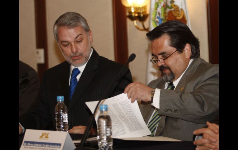 El gobernador del Estado, Emilio González Márquez y el rector de la UdeG Marco Antonio Cortés Guardo. S. NÚÑEZ  /