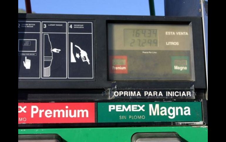 La gasolina Magna costaría 8.84 pesos por litro, la Premium costaría 10.14 pesos y el diesel, 9.20 pesos. ARCHIVO  /