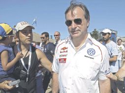 El piloto español, Carlos Sainz, quien es rodeado por fanáticos en Buenos Aires, está listo para defender su corona del Rally Dakar. AP  /