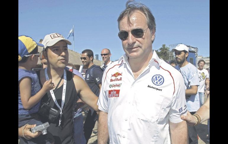 El piloto español, Carlos Sainz, quien es rodeado por fanáticos en Buenos Aires, está listo para defender su corona del Rally Dakar. AP  /