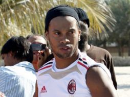 El jugador brasileño, Ronaldinho en una sesión de entrenamientos con el Milán en Dubai. REUTERS  /