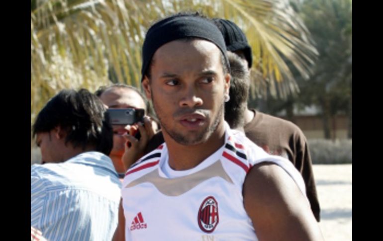 El jugador brasileño, Ronaldinho en una sesión de entrenamientos con el Milán en Dubai. REUTERS  /