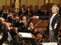 Maestro Franz Welser lleva a cabo el ensayo general del Concierto de Año Nuevo el 30 de diciembre de 2010 en Viena. AFP  /