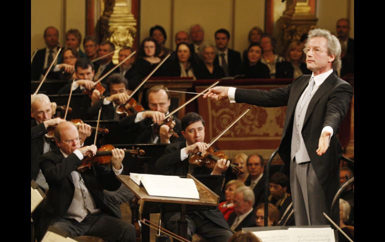 Maestro Franz Welser lleva a cabo el ensayo general del Concierto de Año Nuevo el 30 de diciembre de 2010 en Viena. AFP  /