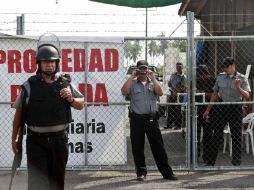 Agentes de seguridad estatales mantienen cerrado el acceso a la playa de Tenacatita. E PACHECO  /