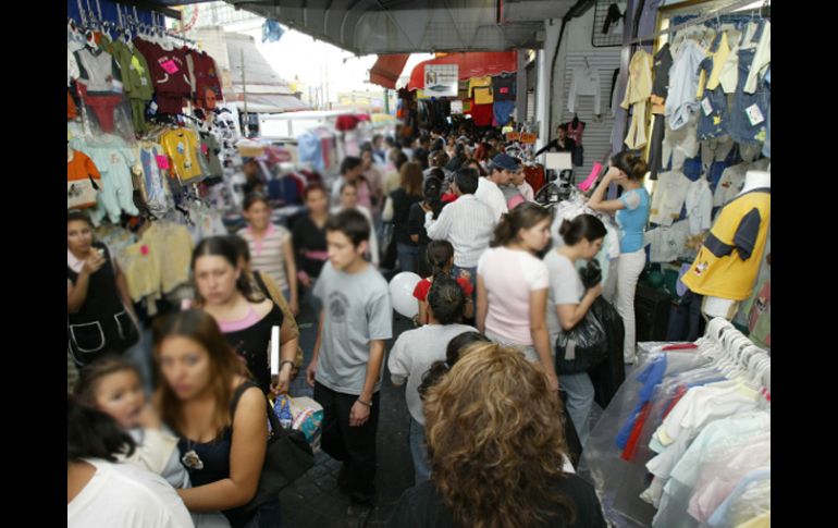 Aconsejan evitar caer en el consumismo, sobre todo en meses que implican más gasto. ARCHIVO  /