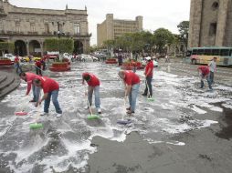 Algunos integrantes del Cabildo tapatío tomaron escoba para colaborar en la limpieza. ARCHIVO  /