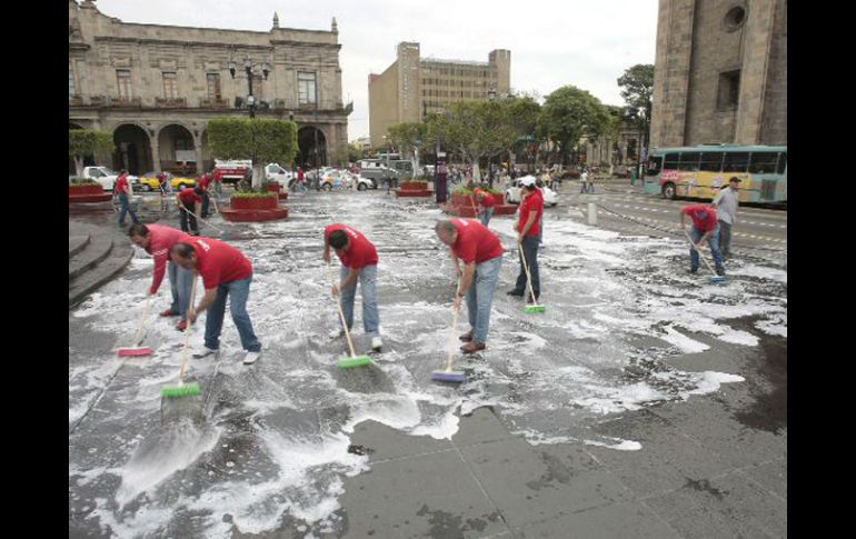 Algunos integrantes del Cabildo tapatío tomaron escoba para colaborar en la limpieza. ARCHIVO  /