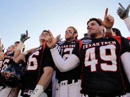 Jugadores del Texas Tech cantan el himno de su escuela después de obtener el Tazón TicketCity. AP  /