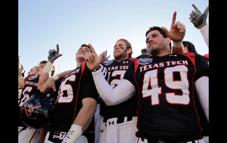 Jugadores del Texas Tech cantan el himno de su escuela después de obtener el Tazón TicketCity. AP  /