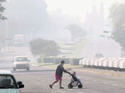 Los niveles de polución rebasaron por la tarde los 130 puntos Imeca (Avenida Federalismo, a la altura de El Refugio). A. CAMACHO  /