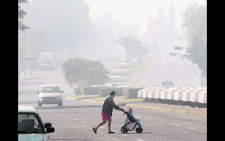 Los niveles de polución rebasaron por la tarde los 130 puntos Imeca (Avenida Federalismo, a la altura de El Refugio). A. CAMACHO  /