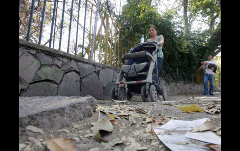 Colonias como Santa Cecilia, Insurgente y San Juan Bosco presentan problemas en sus banquetas. A. GARCIA  /