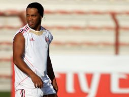 El jugador brasileño, Ronaldinho abandonó los entrenamientos del Milán en Abu Dhabi. AP  /