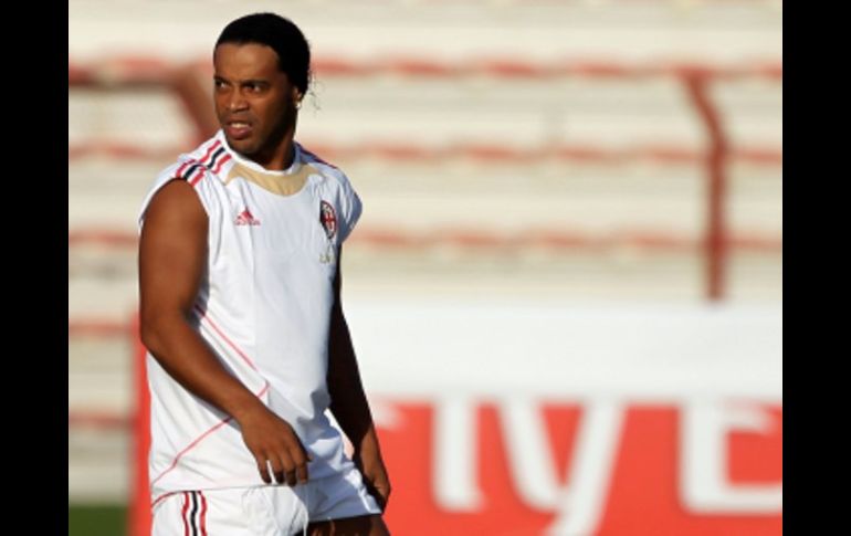 El jugador brasileño, Ronaldinho abandonó los entrenamientos del Milán en Abu Dhabi. AP  /